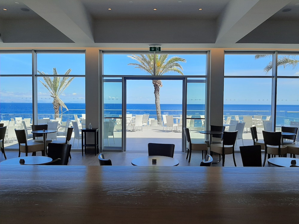 Rocamar Lido Resort — Restaurant & bars in Santa Cruz, Madeira