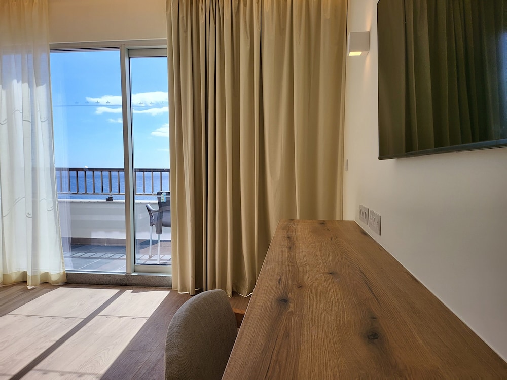 Rocamar Lido Resort — Hotel rooms in Santa Cruz, Madeira
