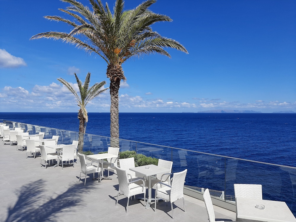 Rocamar Lido Resort — Restaurant & bars in Santa Cruz, Madeira