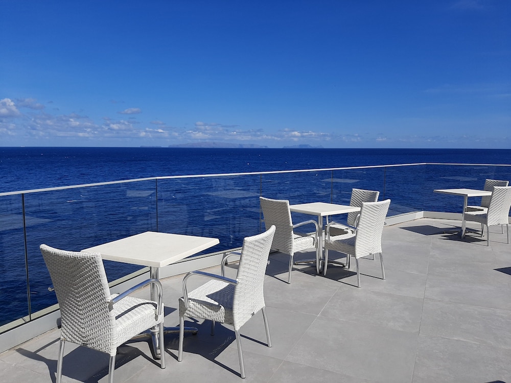 Rocamar Lido Resort — Restaurant & bars in Santa Cruz, Madeira