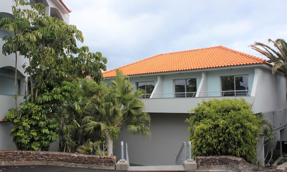Rocamar Lido Resort — Hotel building in Santa Cruz, Madeira