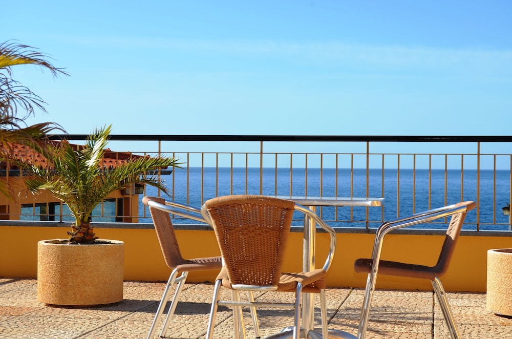 Rocamar Lido Resort — Restaurant & bars in Santa Cruz, Madeira