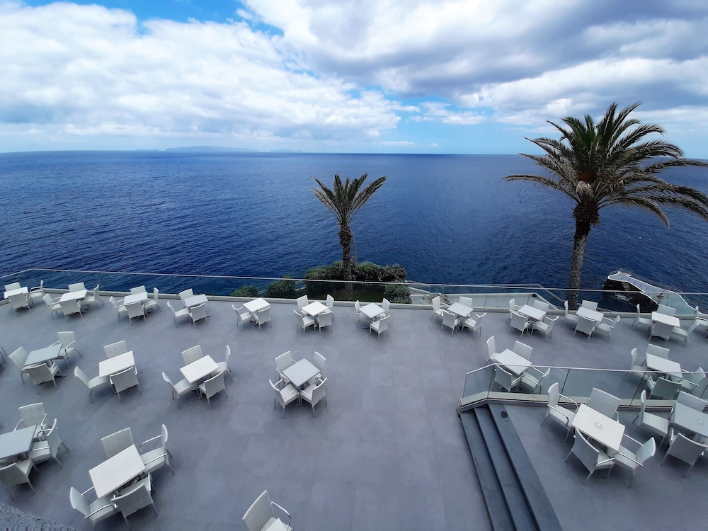 Rocamar Lido Resort — Restaurant & bars in Santa Cruz, Madeira