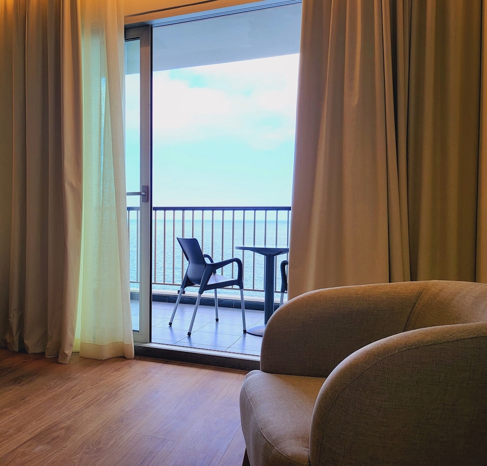 Rocamar Lido Resort — Hotel rooms in Santa Cruz, Madeira
