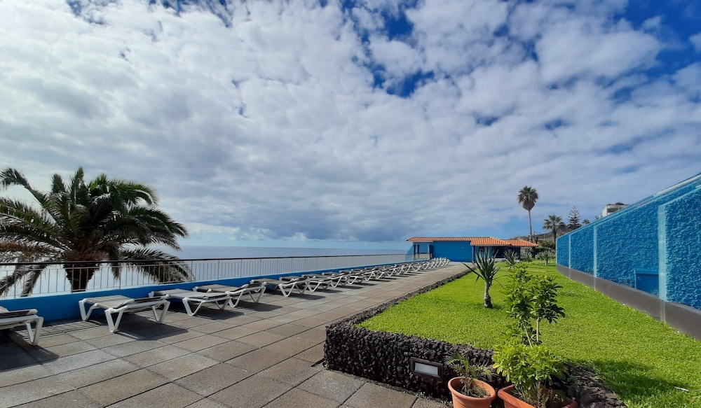 Rocamar Lido Resort — Hotel building in Santa Cruz, Madeira