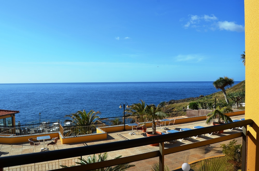 Rocamar Lido Resort — Restaurant & bars in Santa Cruz, Madeira
