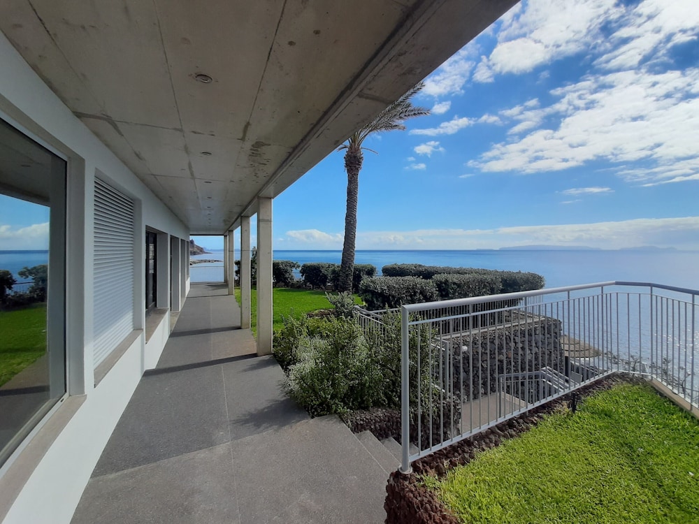 Rocamar Lido Resort — Hotel building in Santa Cruz, Madeira