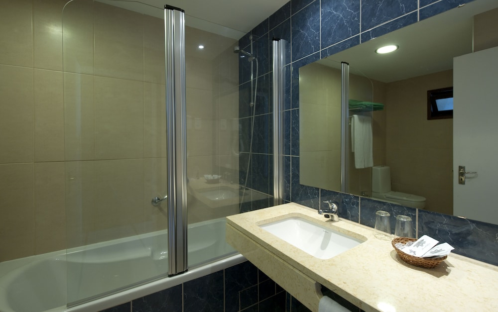 Rocamar Lido Resort — Hotel rooms in Santa Cruz, Madeira
