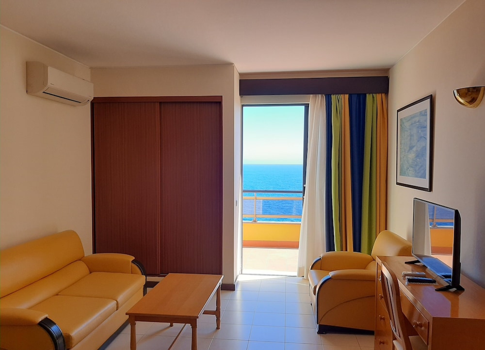Rocamar Lido Resort — Hotel rooms in Santa Cruz, Madeira
