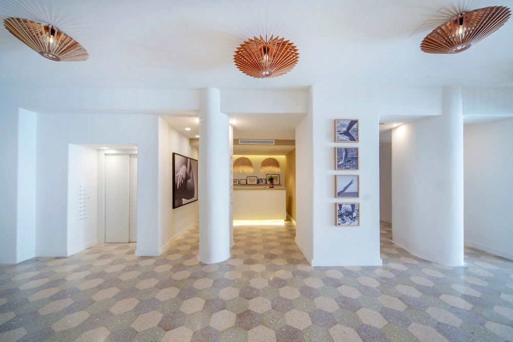 Hotel HM Alma Beach - Adults Only — Hotel building in Playa de Palma, Balearic Islands