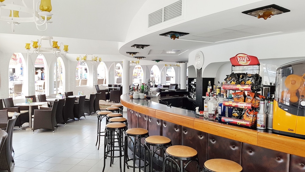 Hotel Stil Bonsai — Restaurant & bars in Can Picafort, Balearic Islands