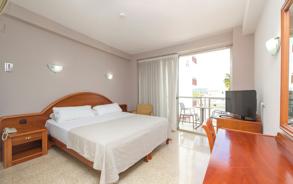Hotel Marfil — Hotel rooms in San Antonio, Balearic Islands