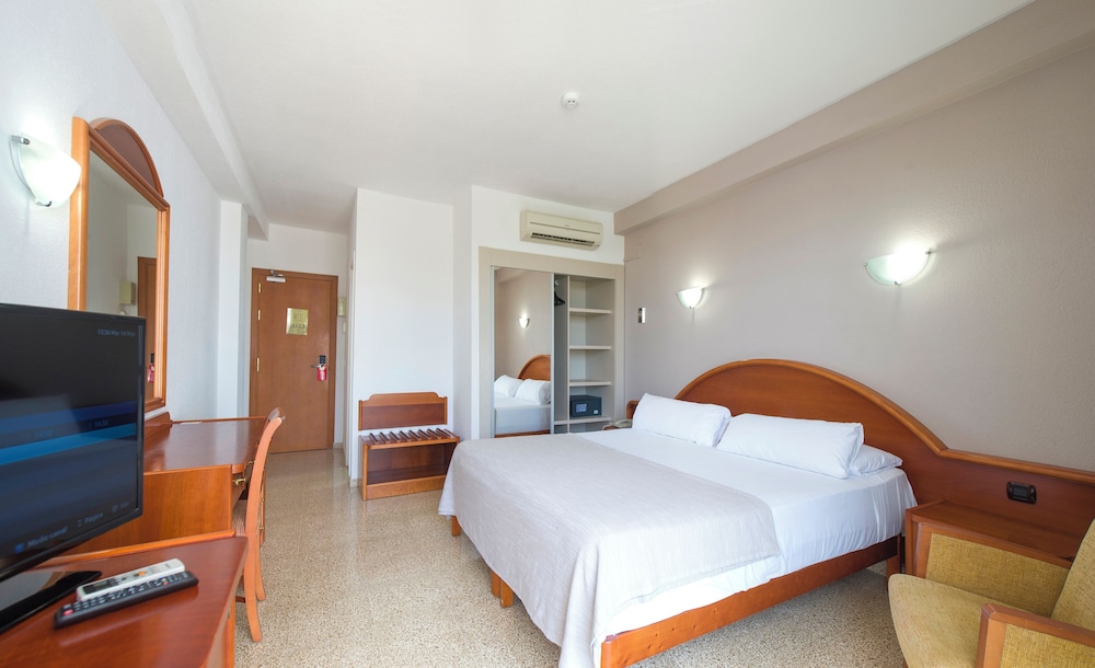 Hotel Marfil — Hotel rooms in San Antonio, Balearic Islands