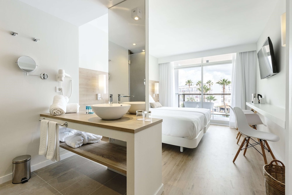 AluaSoul Ibiza -Adults Only - Hyatt Inclusive Collection — Hotel rooms in Santa Eulalia, Balearic Islands