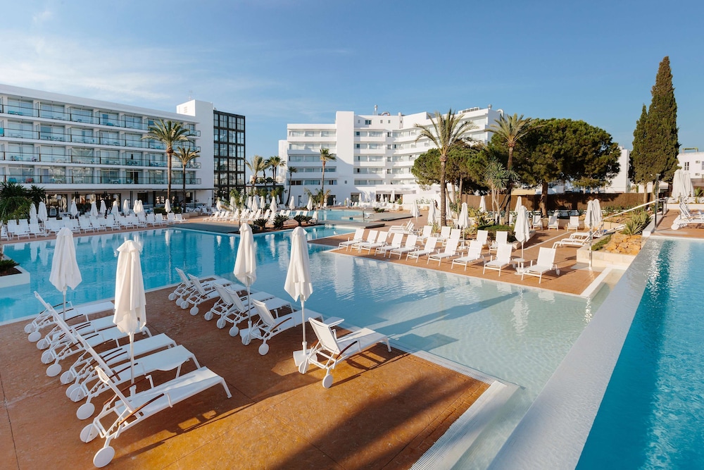 AluaSoul Ibiza -Adults Only - Hyatt Inclusive Collection — Swimming pool in Santa Eulalia, Balearic Islands