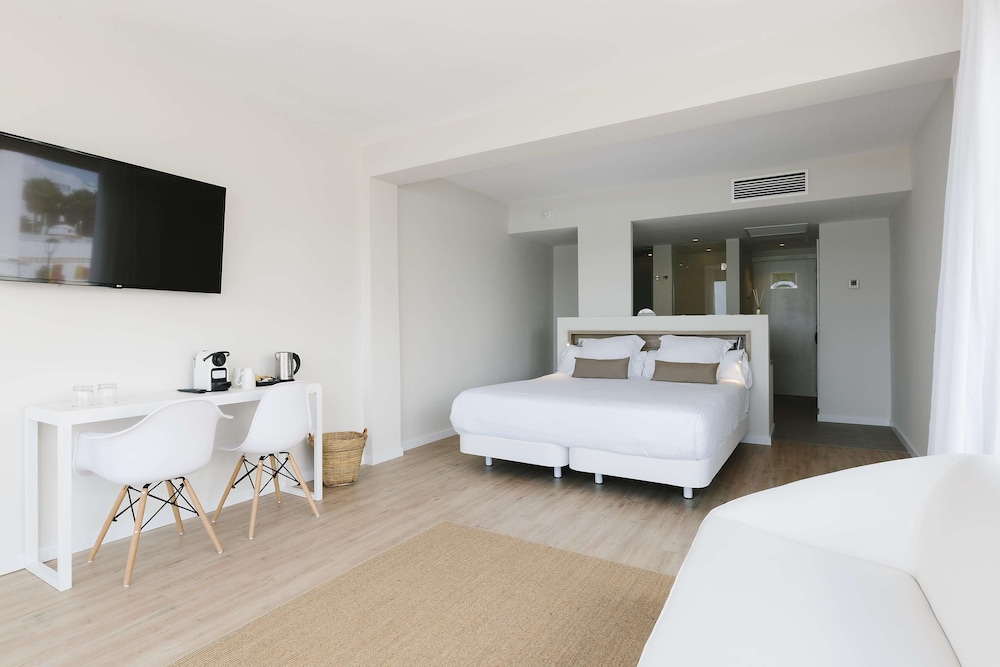 AluaSoul Ibiza -Adults Only - Hyatt Inclusive Collection — Hotel rooms in Santa Eulalia, Balearic Islands