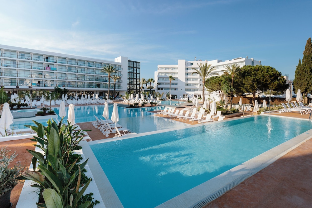AluaSoul Ibiza -Adults Only - Hyatt Inclusive Collection — Swimming pool in Santa Eulalia, Balearic Islands