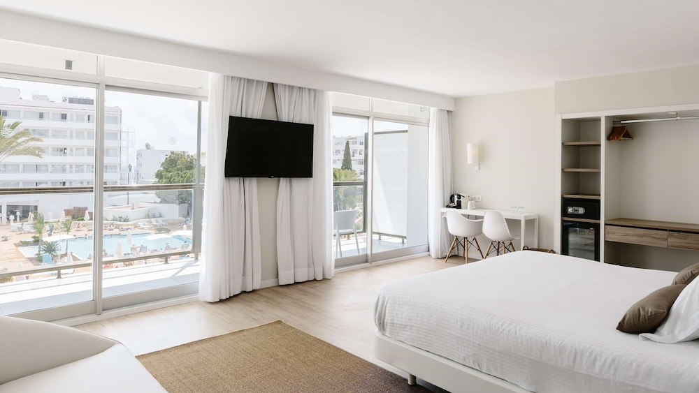 AluaSoul Ibiza -Adults Only - Hyatt Inclusive Collection — Hotel rooms in Santa Eulalia, Balearic Islands