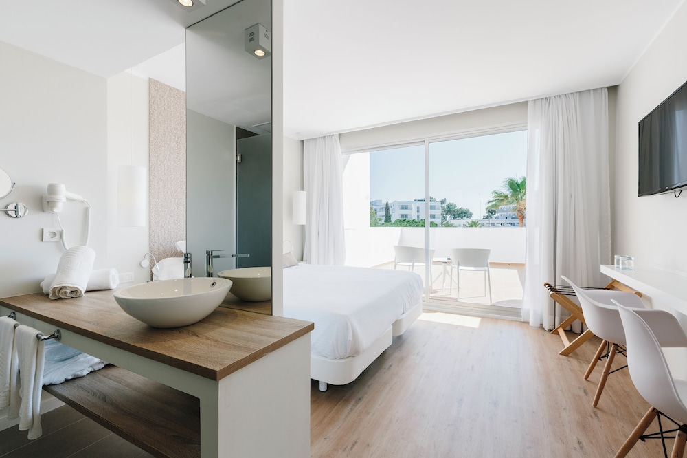 AluaSoul Ibiza -Adults Only - Hyatt Inclusive Collection — Hotel rooms in Santa Eulalia, Balearic Islands