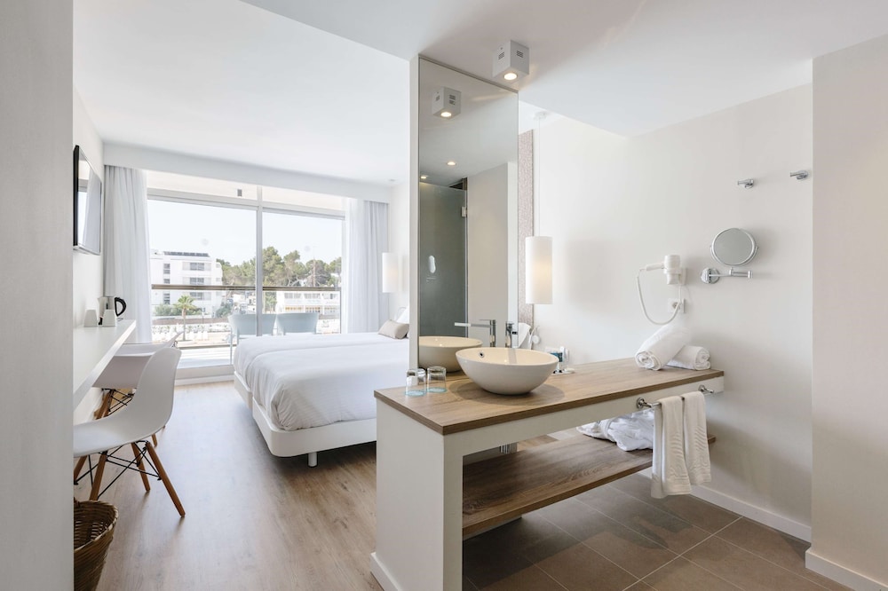 AluaSoul Ibiza -Adults Only - Hyatt Inclusive Collection — Hotel rooms in Santa Eulalia, Balearic Islands