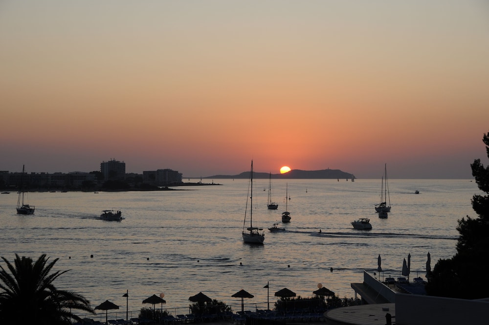 Hotel Osiris Ibiza — Beach in San Antonio, Balearic Islands