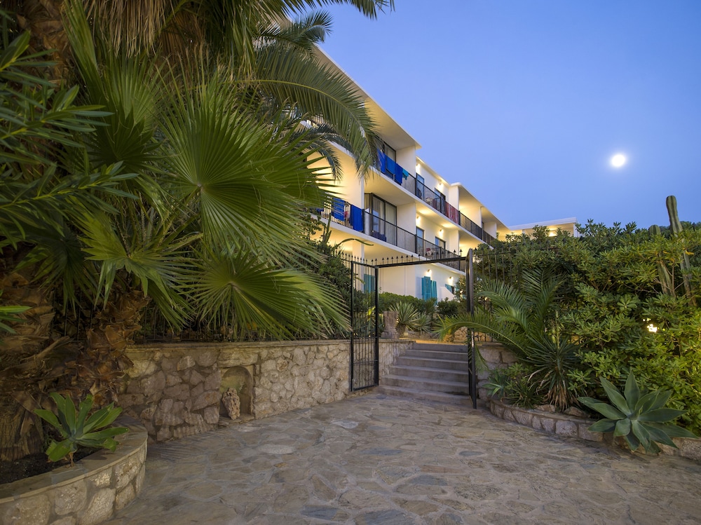 Hotel Osiris Ibiza — Hotel building in San Antonio, Balearic Islands