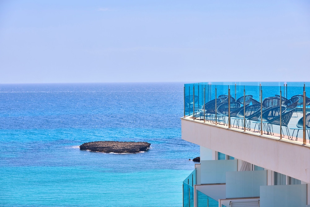 Universal Hotel Perla — Hotel building in Sa Coma, Balearic Islands