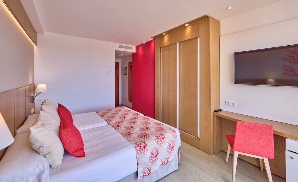 Universal Hotel Perla — Hotel rooms in Sa Coma, Balearic Islands