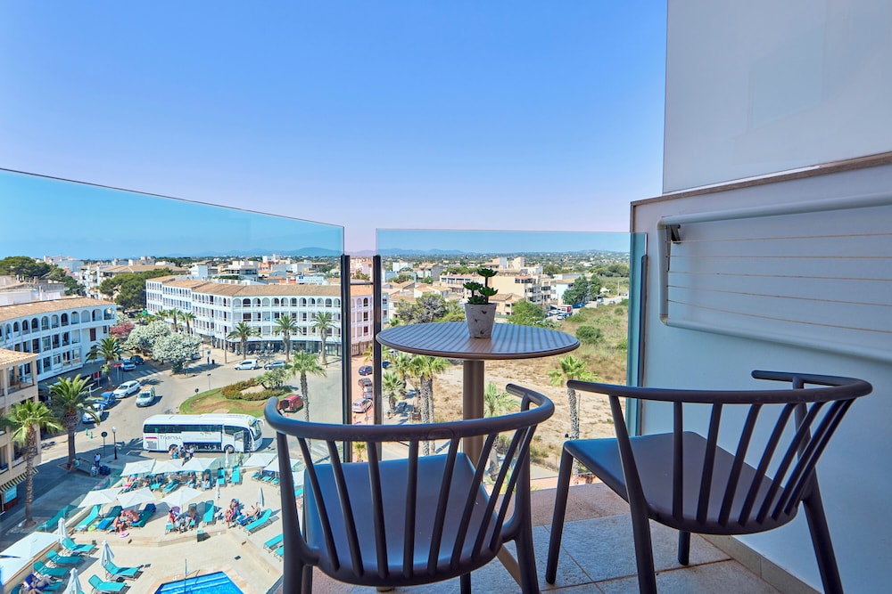 Universal Hotel Perla — Hotel rooms in Sa Coma, Balearic Islands