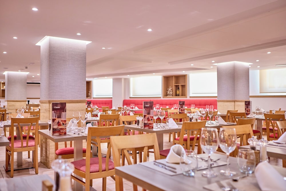 Universal Hotel Perla — Restaurant & bars in Sa Coma, Balearic Islands