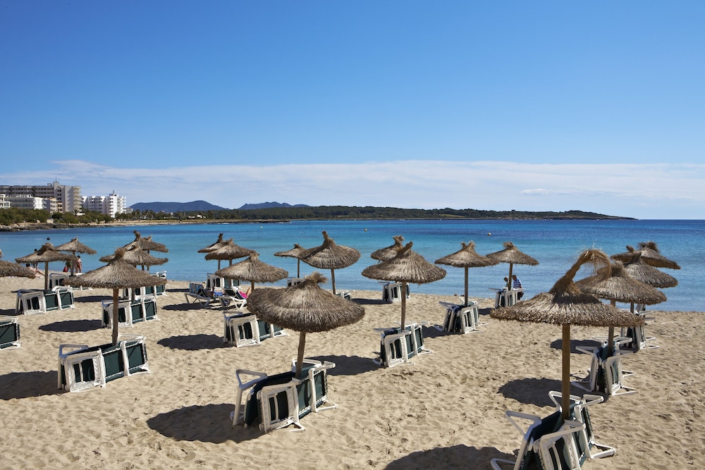 Universal Hotel Perla — Beach in Sa Coma, Balearic Islands