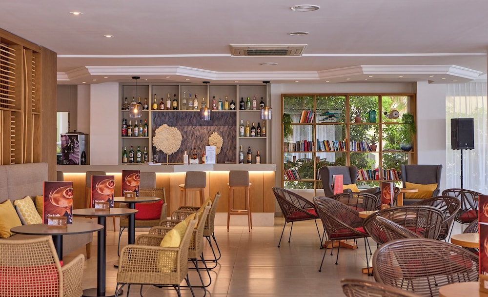 Universal Hotel Perla — Restaurant & bars in Sa Coma, Balearic Islands