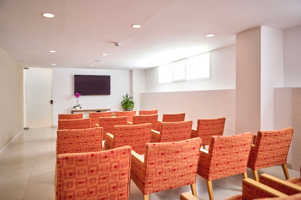 Universal Hotel Perla — Hotel building in Sa Coma, Balearic Islands