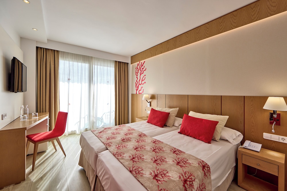 Universal Hotel Perla — Hotel rooms in Sa Coma, Balearic Islands