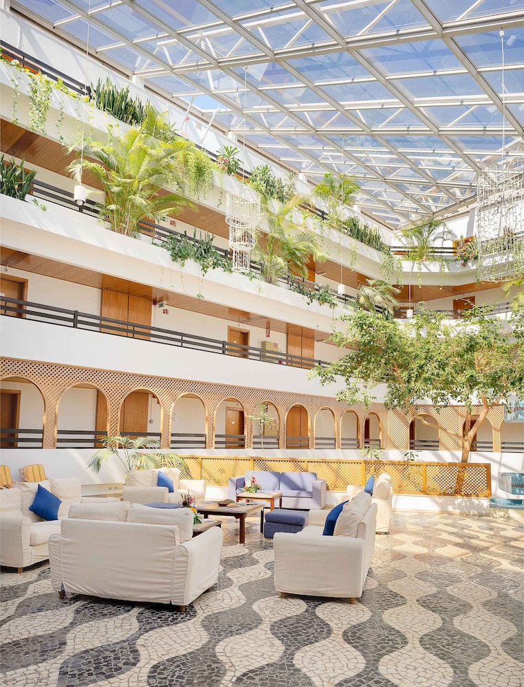 Muthu Oura Praia Hotel — Hotel building in Albufeira, Faro