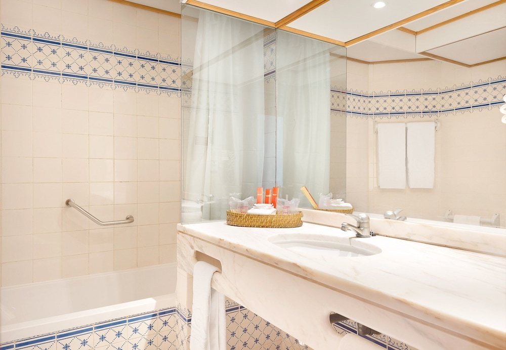 Muthu Oura Praia Hotel — Hotel rooms in Albufeira, Faro