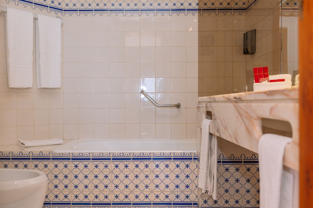 Muthu Oura Praia Hotel — Hotel rooms in Albufeira, Faro