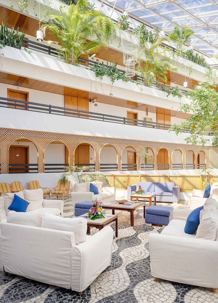 Muthu Oura Praia Hotel — Hotel building in Albufeira, Faro
