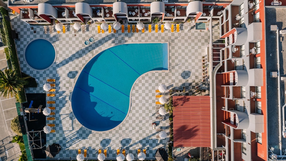 Muthu Oura Praia Hotel — Swimming pool in Albufeira, Faro
