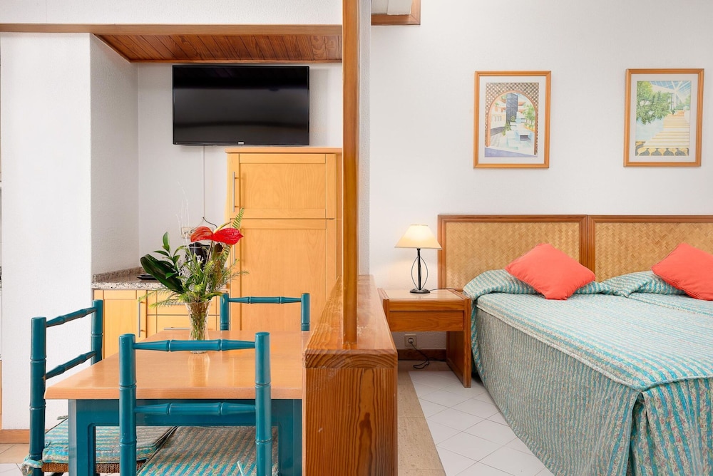 Muthu Oura Praia Hotel — Hotel rooms in Albufeira, Faro