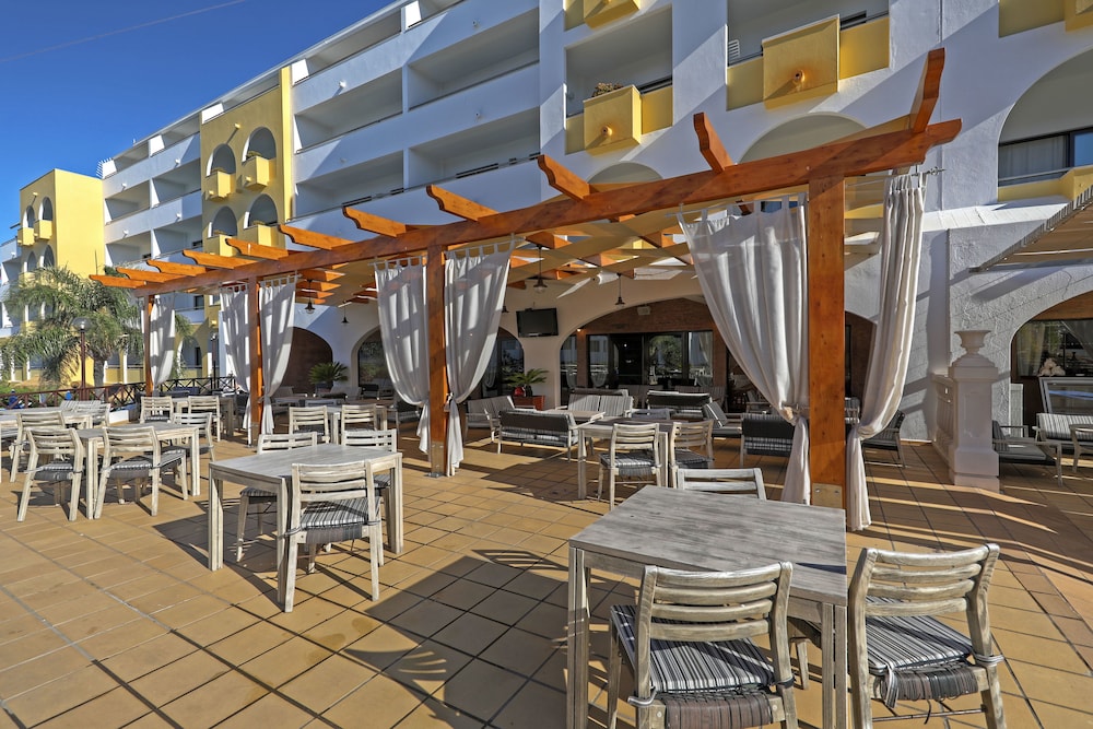 Paladim & Alagoamar Hotels — Restaurant & bars in Albufeira, Faro
