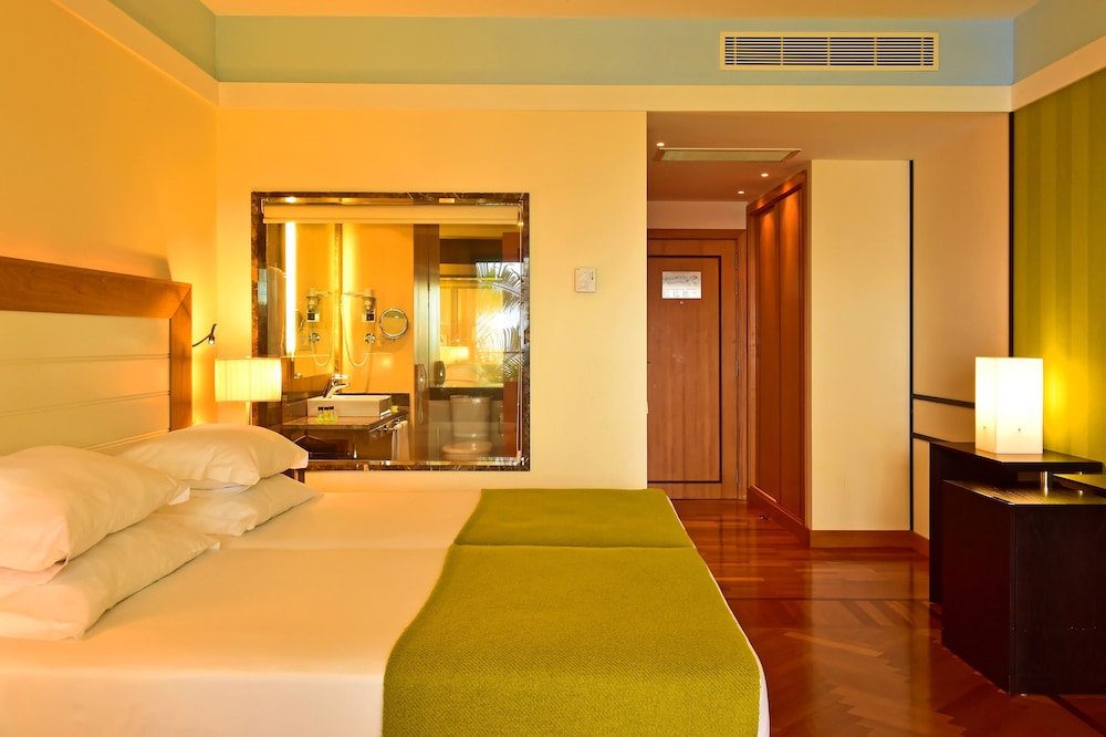 Pestana Promenade Ocean Resort Hotel — Hotel rooms in Funchal, Madeira
