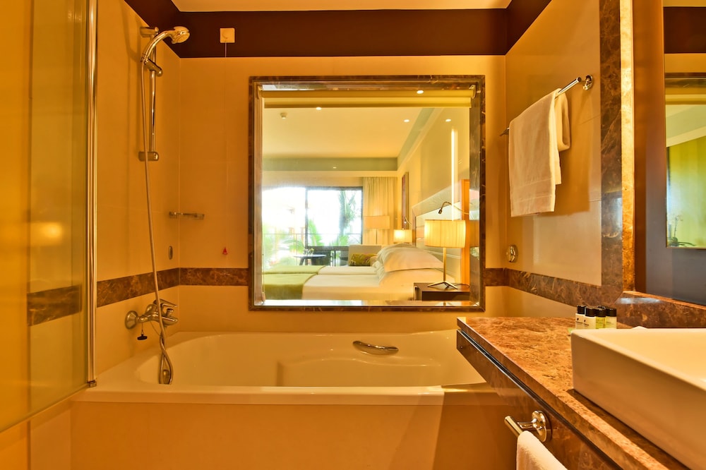 Pestana Promenade Ocean Resort Hotel — Hotel rooms in Funchal, Madeira