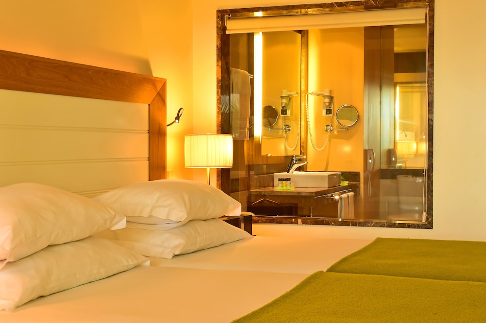 Pestana Promenade Ocean Resort Hotel — Hotel rooms in Funchal, Madeira