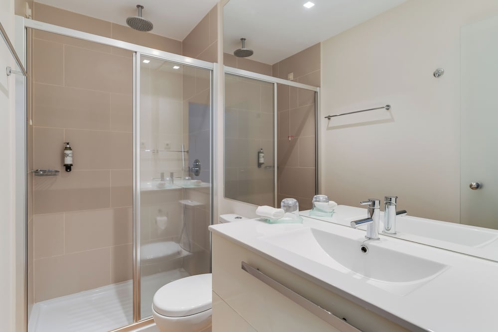 Pestana Promenade Ocean Resort Hotel — Hotel rooms in Funchal, Madeira