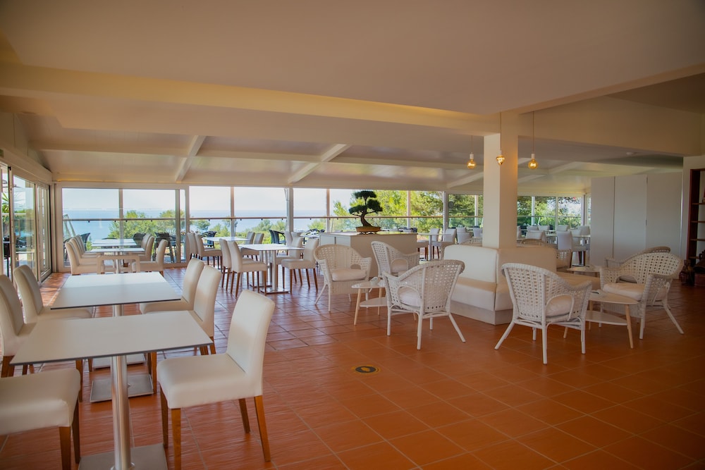 Vila Alba Resort — Restaurant & bars in Carvoeiro, Faro