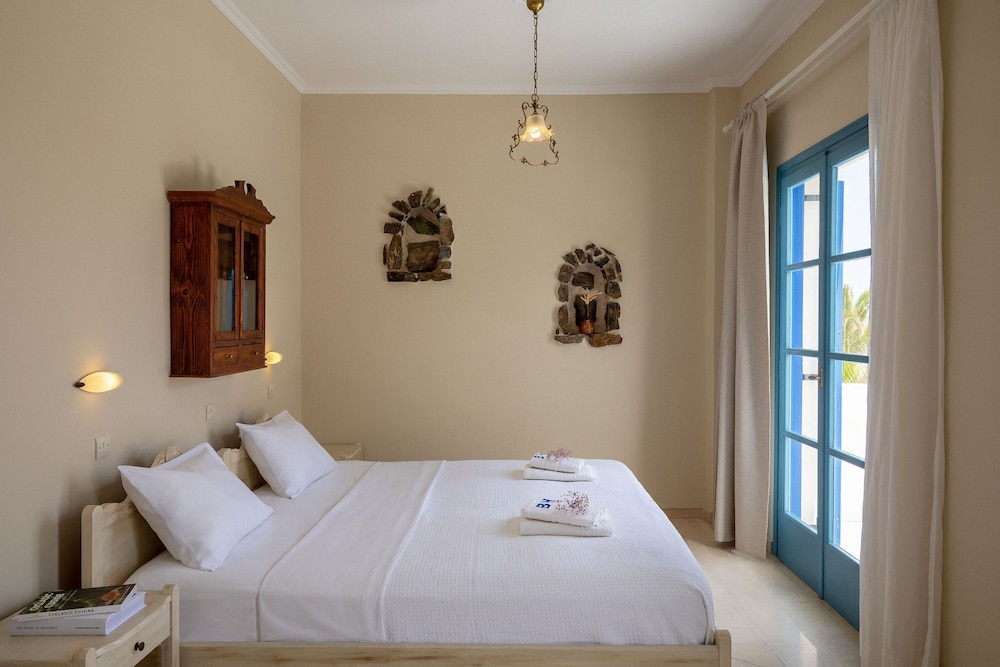 The Boathouse Hotel — Hotel rooms in Kamari, South Aegean