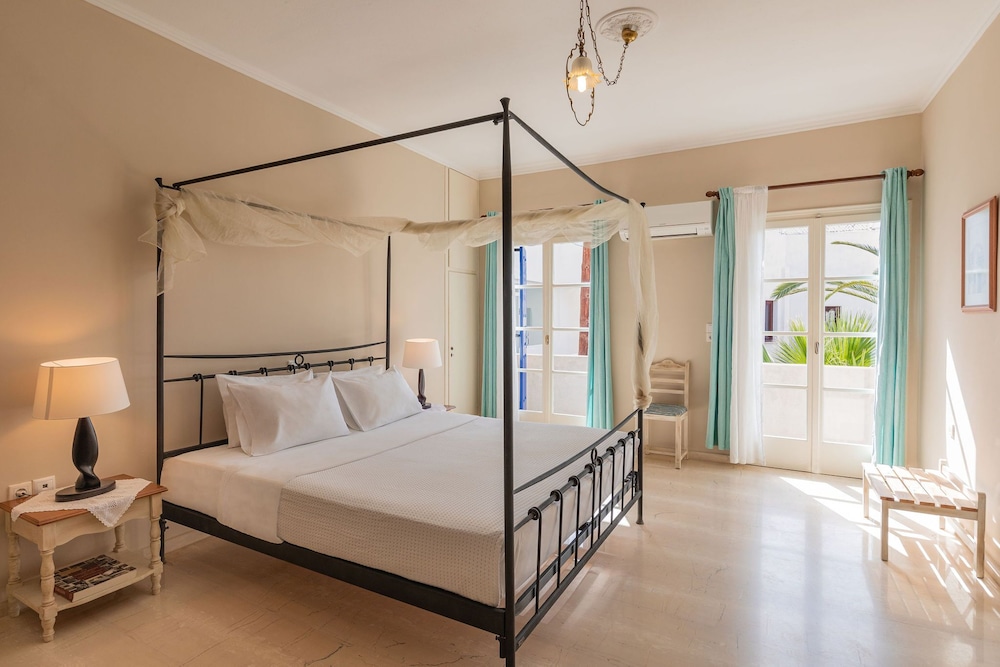 The Boathouse Hotel — Hotel rooms in Kamari, South Aegean