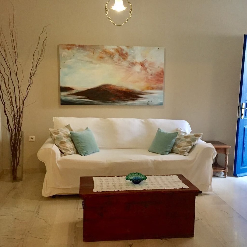 The Boathouse Hotel — Hotel rooms in Kamari, South Aegean
