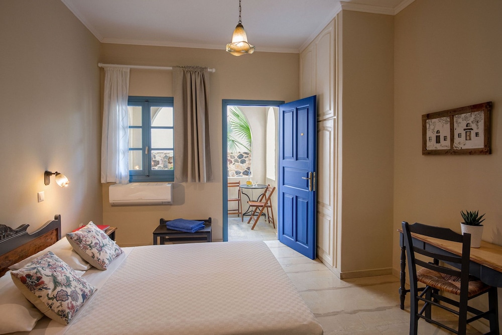 The Boathouse Hotel — Hotel rooms in Kamari, South Aegean